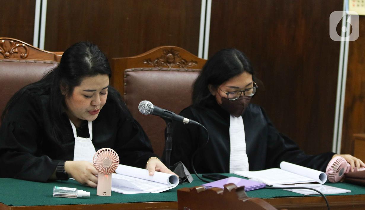 Jaksa Penuntut Umum (JPU) mengikuti sidang perdana terdakwa mantan Presiden ACT Ahyudin secara virtual di Pengadilan Negeri Jakarta Selatan, Jakarta, Selasa (15/11/2022). Sidang tersebut beragendakan pembacaan dakwaan terkait perkara dugaan penggelapan dana bantuan Boeing oleh Aksi Cepat Tanggap (ACT) dengan terdakwa mantan Presiden ACT Ahyudin. (Liputan6.com/Herman Zakharia)