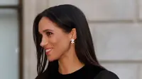 Meghan Markle tiba untuk menghadiri pembukaan pameran Oceania di Royal Academy of Arts, London, 25 September 2018. Meghan menyempurnakan gayanya dengan clutch hitam bergaya klasik yang timeless. (AP/Kirsty Wigglesworth)