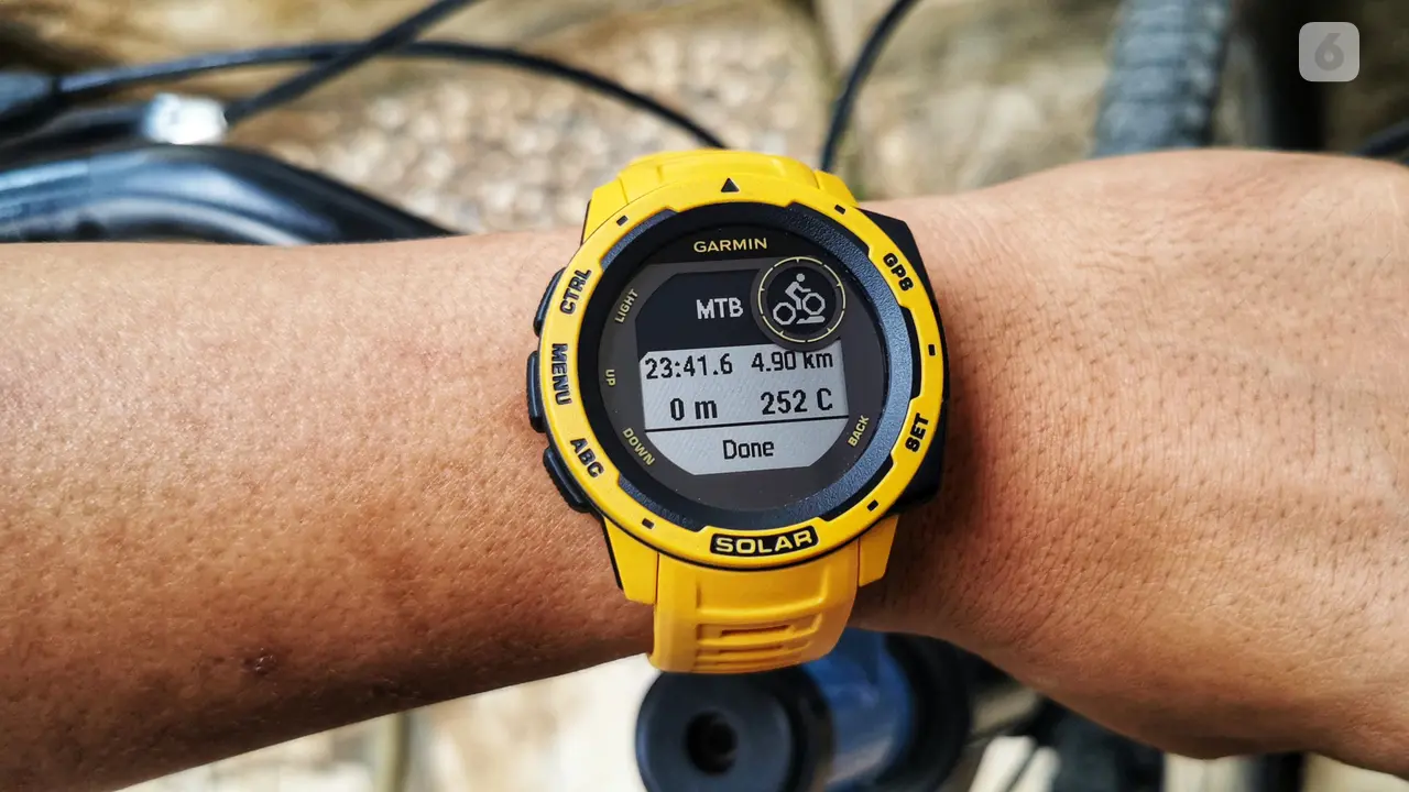 Smartwatch Bertenaga Surya Garmin Instinct Solar.