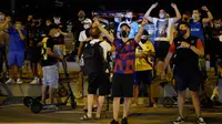 Suporter melakukan protes di depan kantor Barcelona, Selasa (25/8/2020). Aksi tersebut merupakan respon fans atas kabar Lionel Messi yang akan meninggalkan Camp Nou pada musim panas ini. (AFP/Pau Barrena)