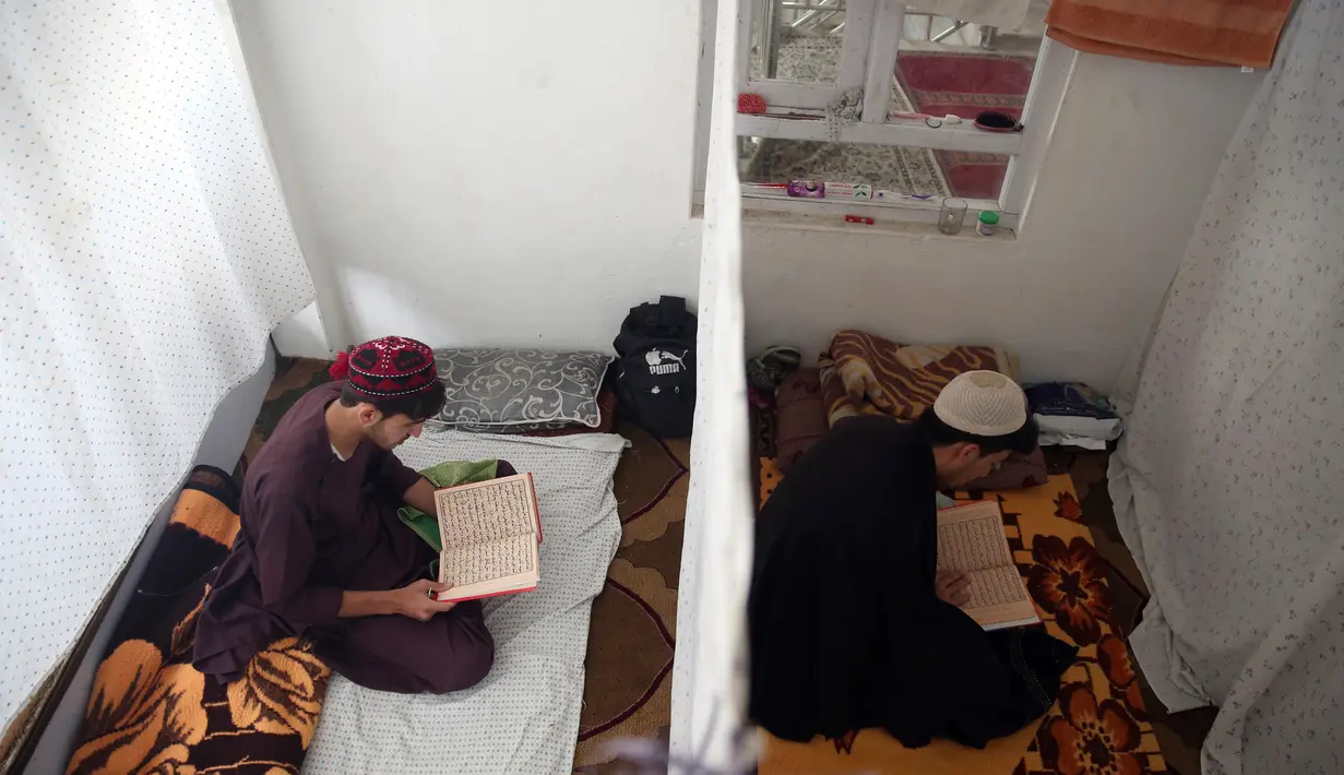 Umat Muslim membaca Al-Quran di masjid selama Itikaf, sepuluh hari terakhir bulan Ramadan di Kabul (16/5/2020). Itikaf sangat penting bagi umat Islam karena keyakinan bahwa Nabi Muhammad lebih sering memanfaatkan momentum tersebut untuk mendekatkan diri dengan sang pencipta. (AP Photo/Rahmat Gul)
