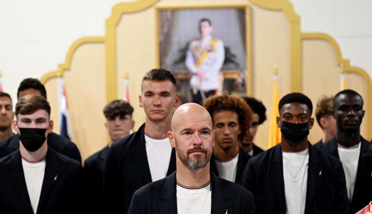 Namun para fans tersebut sedikit terobati dengan kehadiran pelatih baru Erik ten Hag yang memimpin rombongan. (AFP/Manan Vatsyayana)