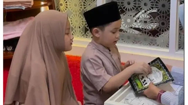 6 Potret Sheva dan Saka Anak Ussy Sulistiawaty Belajar Ngaji, Si Bungsu Pamer Otot