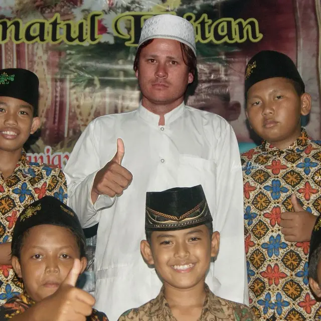 6 Editan Foto Artis Dunia Persiapan Sambut Ramadhan Ini Bikin Senyum Tipis