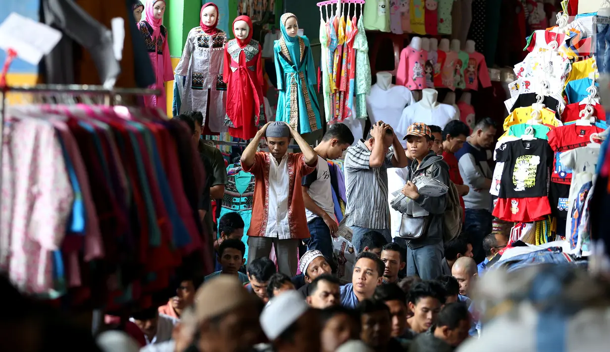 Umat muslim bersiap melaksanakan salat Jumat diantara kios-kios pasar Tanah Abang, Jakarta, Jumat (9/6). Tak hanya pedagang pasar Tanah Abang pembeli pun ikut membaur salat Jumat berjamaah di lorong tersebut. (Liputan6.com/Johan Tallo)