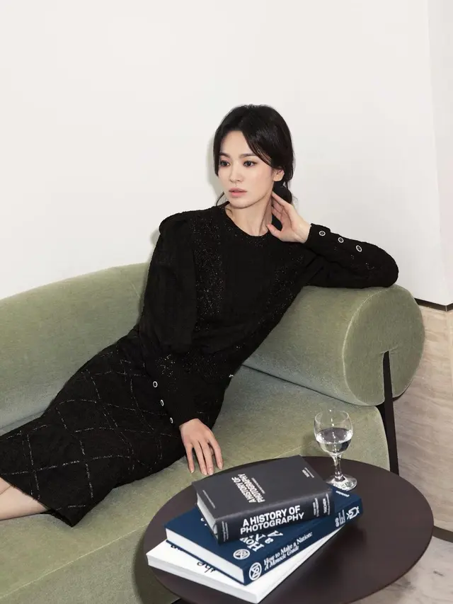 11 Inspirasi Gaya Rambut Song Hye Kyo dengan Poni Tanggung yang Bikin Awet Muda