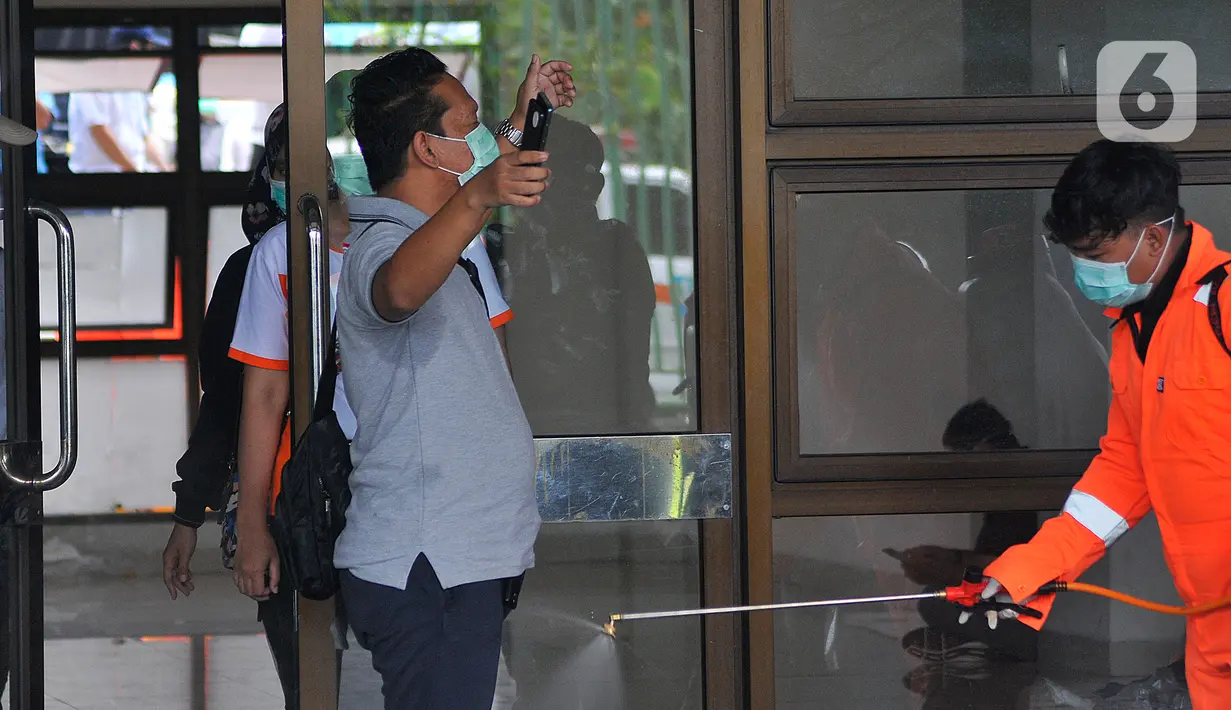 Tenaga medis disemprot disinfektan sebelum memasuki area pelaksanaan rapid test pendektesian COVID-19 di Stadion Patriot Candrabhaga, Bekasi, Rabu (25/3/2020). Pemeriksaan itu diperuntukan bagi tenaga medis seluruh puskesmas, dan rumah sakit yang ada di Kota Bekasi. (Liputan6.com/Herman Zakharia)
