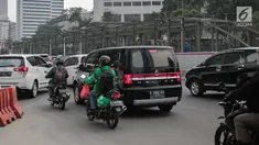 Beberapa pekerja sedang menyelesaikan pembangunan Halte TransJakarta di Tosari, Jalan Thamrin, Jakarta, Kamis (15/8/2019).  (Liputan6.com/Faizal Fanani)