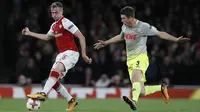 Bek Arsenal, Rob Holding, berusaha melewati gelandang FC Cologne, Dominique Heintz, pada laga Liga Europa di Stadion Emirates, London, Rabu (14/9/2017). Arsenal menang 3-1 atas Cologne. (AP/Kirsty Wigglesworth)