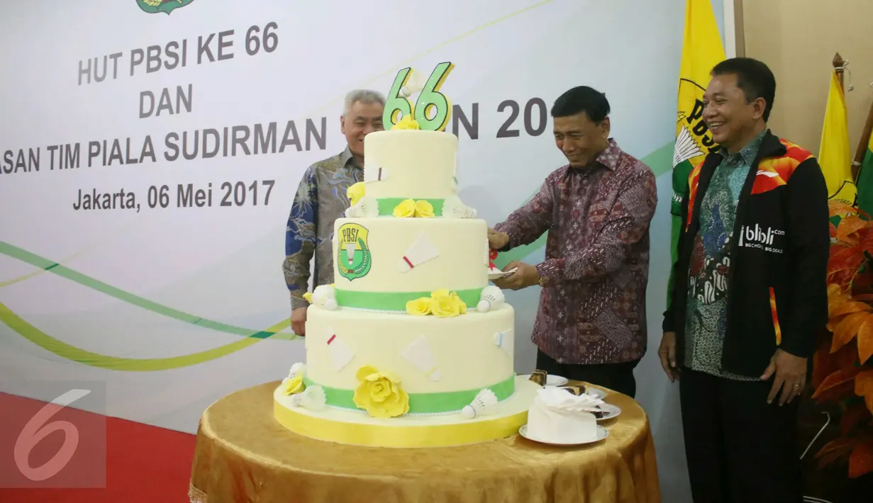 Ketua umum PBSI Wiranto memotong kue saat merayakan HUT Persatuan Bulu Tangkis Seluruh Indonesia (PBSI) di Cipayung, Jakarta, Sabtu (6/5). Acara tersebut diselenggarakan untuk memperingati hari ulang tahun PBSI yang ke-66. (Liputan6.com/Angga Yuniar)