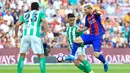 Pemain Barcelona, Lionel Messi, berusaha melewati hadangan pemain Real Betis dalam laga La Liga di Stadion Camp Nou, Minggu (21/8/2016) dini hari WIB. (AFP/Pau Barrena)