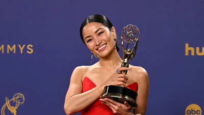 Gaun Merah Menyala Bintang Shogun Anna Sawai, Aktris Jepang Pertama yang Menangkan Piala Emmy