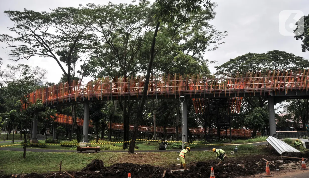 Pekerja menyelesaikan pembangunan Tebet Eco Garden di Jakarta Selatan, Kamis (3/3/2022). Pembangunan Tebet Eco Garden masuk proses finishing dan akan memiliki fasilitas jembatan penghubung, area bermain anak, community garden, thematic garden, dan sarana olahraga. (merdeka.com/Iqbal S. Nugroho)