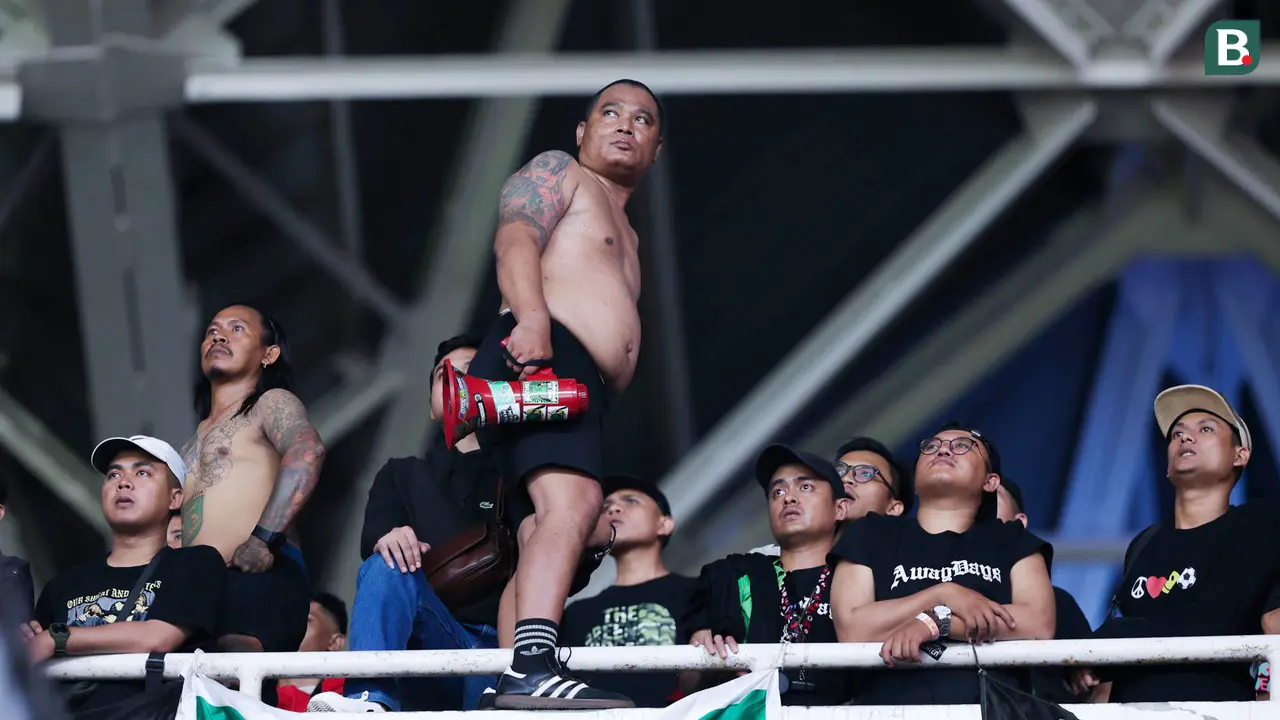 Foto: Momen Cak Tessy Pimpin Bonek Guncang SUGBK, Pemandangan Indah Suporter Liga Indonesia