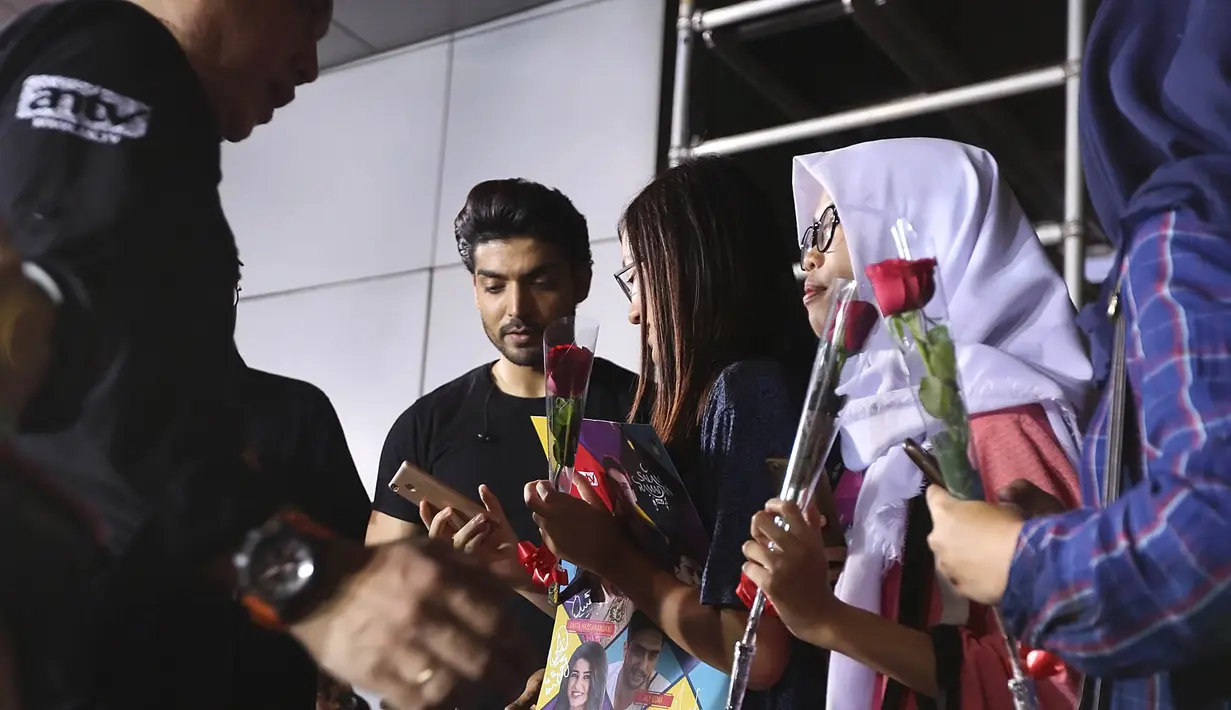 Banyak fans yang minta foto bersama idolanya, Gurmeet Choudhary. Mereka membawa bunga untuk diberikan pada artis idolanya tersebut. Usai mengisi acara dan menggelar meet and greet, Gurmeet pamit untuk pulang ke negaranya. (Bambang E. Ros/Bintang.com)