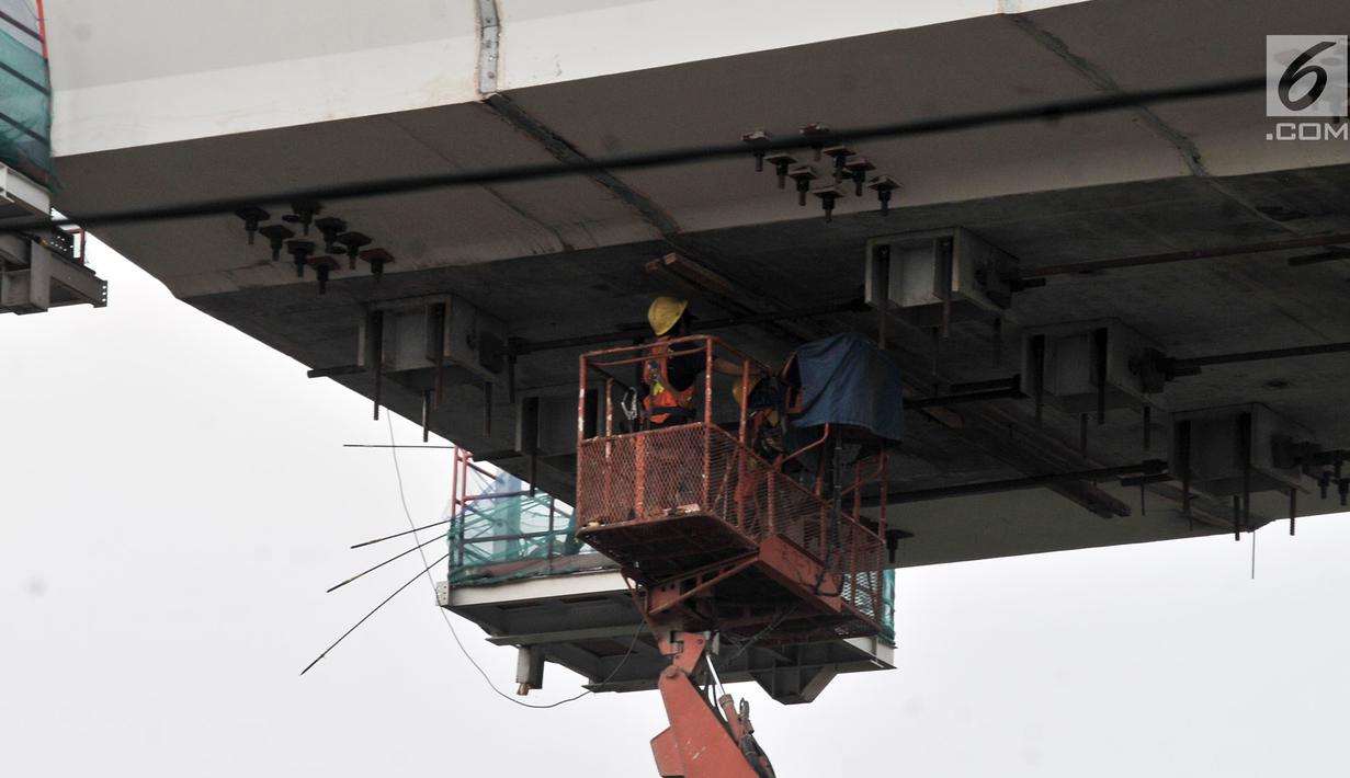 Aktivitas pekerja menyelesaikan proyek Light Rail Transit (LRT) Jabodebek di kawasan Cibubur, Jakarta, Senin (18/2). PT KAI menetapkan tarif LRT Jakarta-Bogor-Depok-Bekasi (Jabodebek) sebesar Rp 12.000 untuk sekali jalan. (Merdeka.com/Iqbal S. Nugroho)