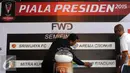 Panitia memasang nama tim yang akan berlaga di Babak Delapan Besar Piala Presiden 2015 usai drawing di Jakarta, Selasa (29/9/2015). Laga Delapan Besar Piala Presiden 2015 akan berlangsung pada 3 Oktober mendatang. (Liputan6.com/Helmi Fithriansyah)