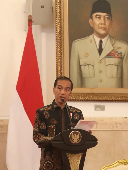Presiden Joko Widodo saat memimpin rapat kabinet pariurna di Istana Negara, Jakarta, Selasa (16/10). Rapat kabinet pariurna tersebut membahas evaluasi penangan bencana alam. (Liputan6.com/Angga Yuniar)