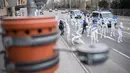 Aktivis dari Greenpeace mengenakan pakaian serba putih sambil membawa poster saat turun ke jalan untuk melakukan aksi di Stuttgart, Jerman (19/2). (Sebastian Gollnow/dpa/AFP)