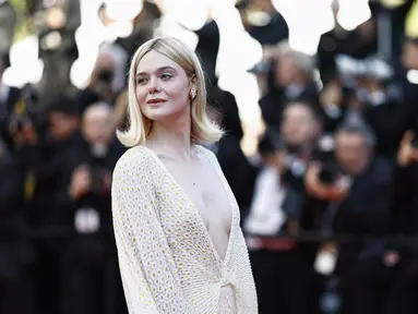 Aktris AS Elle Fanning tiba untuk Upacara Penutupan Festival Film Cannes ke-77 di Cannes, Prancis selatan, pada 25 Mei 2024. (Sameer Al-Doumy / AFP)