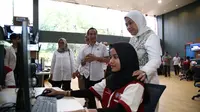 Menaker Ida Fauziyah mengunjungi Balai Besar Pengembangan Pelatihan Kerja (BBPLK) Bekasi di Bekasi, Jawa Barat, pada Hari Senin (18/11).