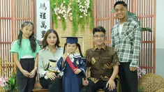 Ruben Onsu dan Sarwendah penuh kebanggaan menyaksikan anak bungsu mereka mencapai pencapaian pertama dalam pendidikan formalnya. Momen kelulusan Thania yang berbeda ini menjadi pembuktian bahwa perceraian orangtua bukan halangan untuk tetap kompak mendampingi anak. (Liputan6.com/IG/@ruben_onsu)