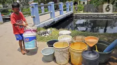 Seorang anak membawa ember saat mengambil air bersih di kawasan Karangbahagia, Kabupaten Bekasi, Jawa Barat, Selasa (7/9/2021). Pemerintah Kabupaten Bekasi mendistribusikan air bersih kepada warga yang tinggal di pinggiran Kali Cilemahabang. (Liputan6.com/Herman Zakharia)