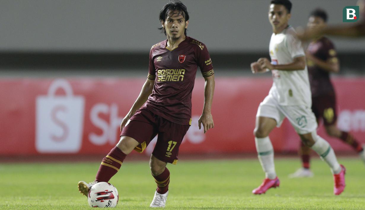 PSM mempunyai peluang lewat tendangan bebas Rasyid Bakri. Bola sebenarnya mengarah ke gawang, namun masih bisa diamankan Miswar Saputra. (Bola.com/M Iqbal Ichsan)