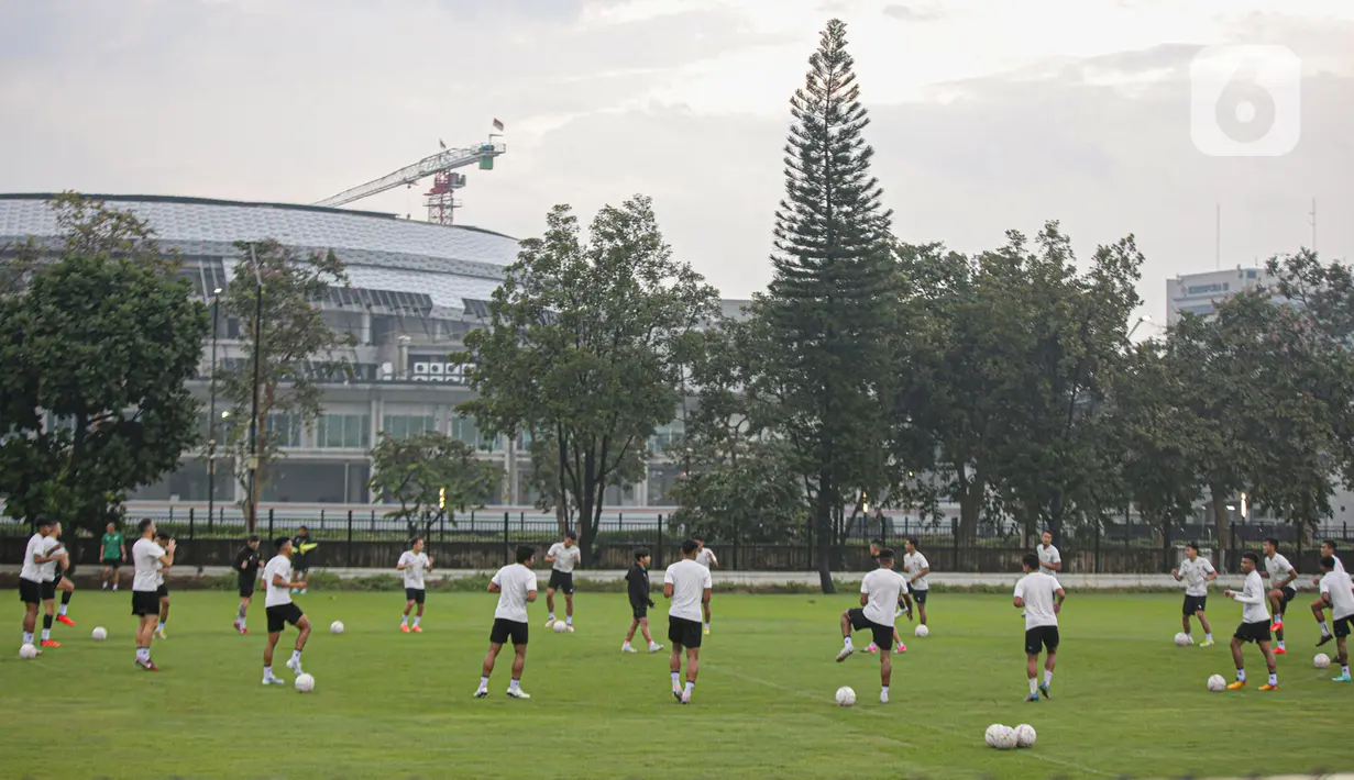 Pesepak bola Timnas Indonesia berlatih menjelang laga leg pertama kontra Vietnam pada semifinal Piala AFF 2022, di Lapangan A Kompleks Gelora Bung Karno, Jakarta, Rabu (4/1/2023). Skuad Garuda – julukan Timnas Indonesia –akan menjamu Vietnam pada semifinal Leg 1 Piala AFF 2022, Jumat 6 Januari 2023 mendatang. (Liputan6.com/Faizal Fanani)