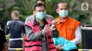 Komisaris PT Hanson International Tbk (MYRX), Benny Tjokrosaputro (kiri) dan Plt Kepala Dinas PUPR Muara Enim, Ramlan Suryadi (kanan) berjalan masuk akan menjalani pemeriksaan oleh penyidik di Gedung KPK, Jakarta, Selasa (9/6/2020). (merdeka.com/Dwi Narwoko)