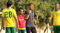 Wolfgang Pikal memimpin latihan Persebaya di Lapangan Polda Jatim, Surabaya, Rabu sore (4/9/2019). (Bola.com/Aditya Wany)