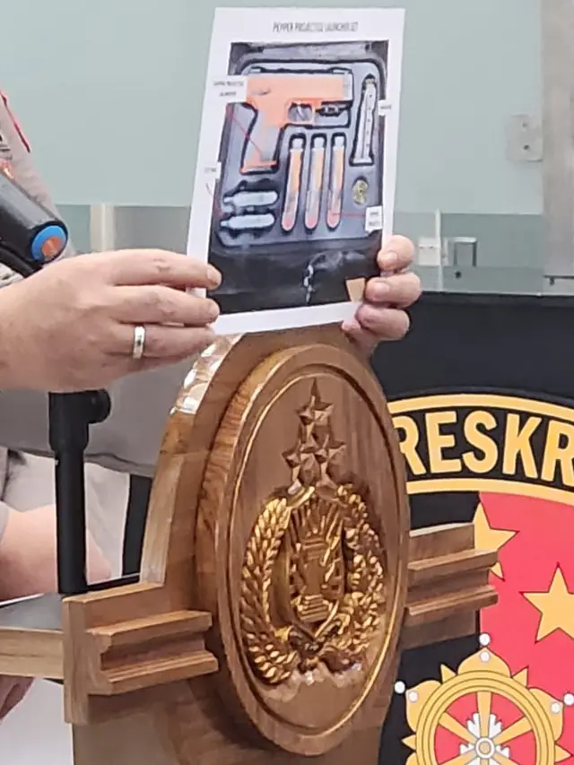 Polri menambah amunisi pistol baru bernama pepper projectile launcher yang beramunisikan bubuk lada dan gas air mata.