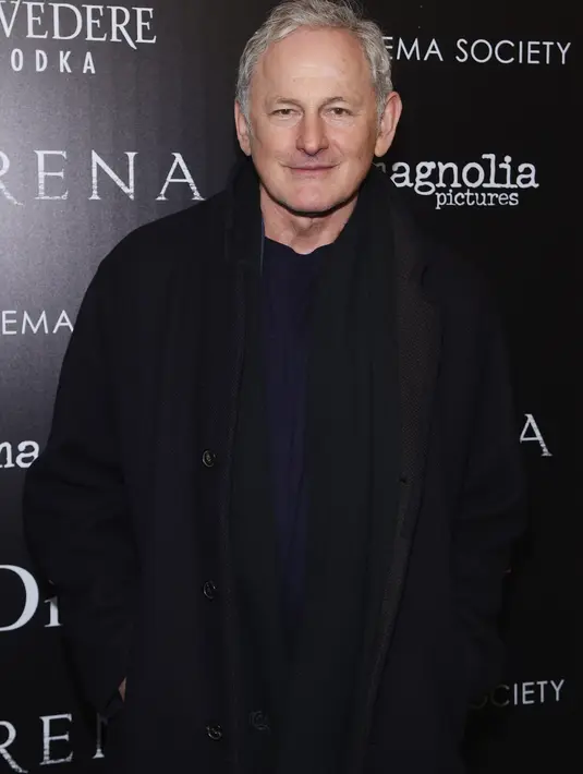 Victor Garber terkenal dari serial televisi ‘Alias’, ia memerankan ayah Jennifer Garner. Banyak yang tidak menyadari jika aktor ini adalah gay, namun di 2012 ia terbuka tentang Rainer Andreesen, pasangan hidupnya. (AFP/Bintang.com) Sumber: therichest.com