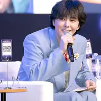 Terima sertifikat profesor, tampilan playful G-Dragon dengan blue suit sukses curi atensi [x/gradonintl/eramoreugedda].