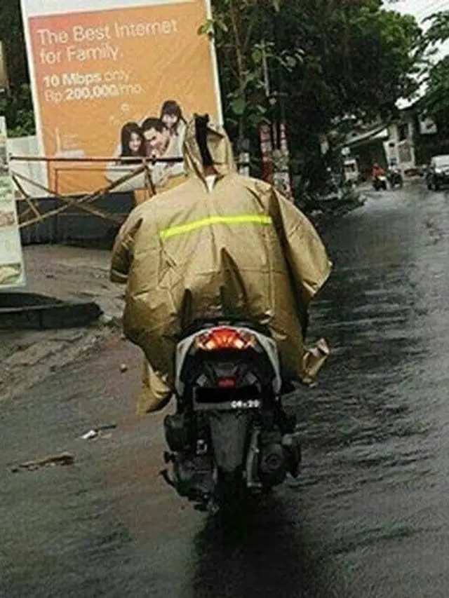 6 Potret Jas Hujan Paling Anti-Mainstream, Siap Jadi Sorotan di Jalan