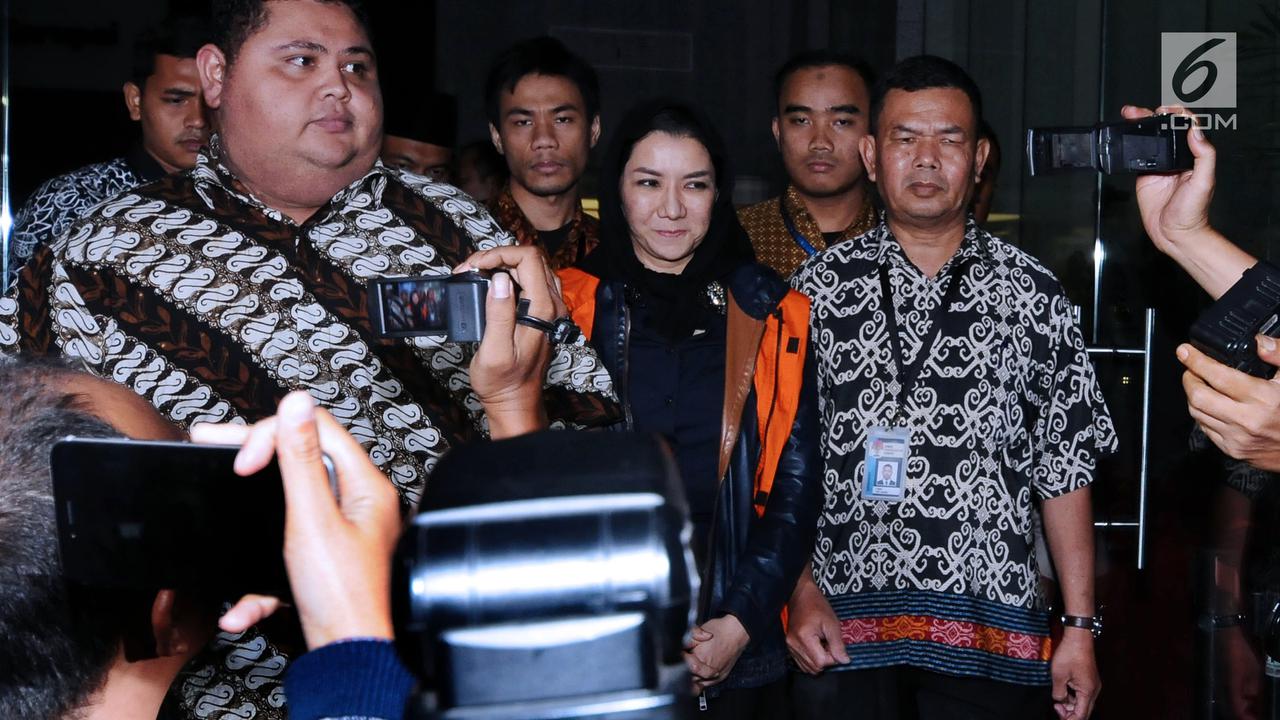 PHOTO: Kenakan Rompi Oranye, KPK Resmi Tahan Bupati Kukar Rita Widyasari