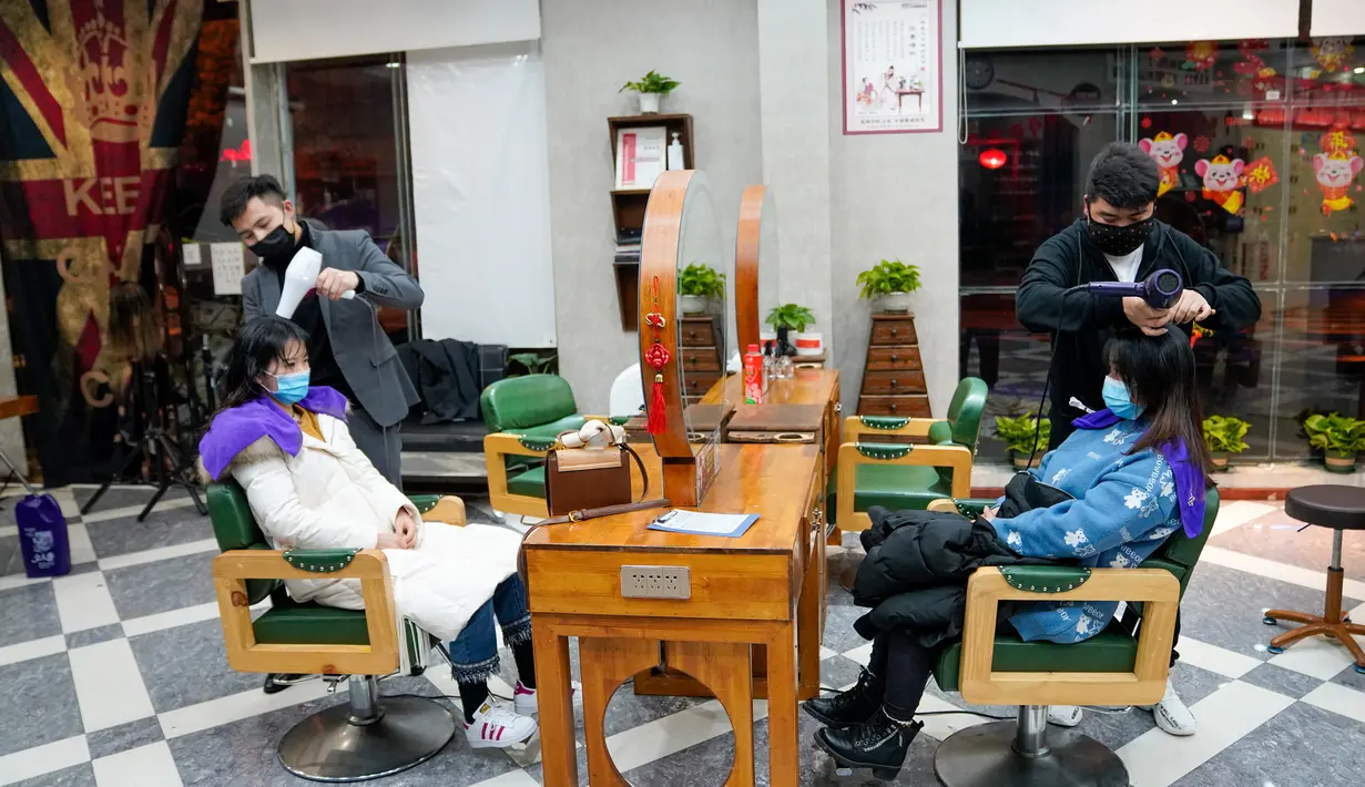 Sejumlah warga mencukur rambut di sebuah tempat cukur rambut di wilayah Xiushan, Chongqing, China barat daya, Jumat (27/2/2020). Kegiatan produksi dan kehidupan sehari-hari warga berangsur normal berkat upaya pengendalian virus corona COVID-19 yang efektif di Xiushan. (Xinhua/Liu Chan)