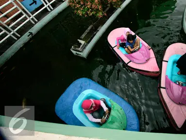 Sejumlah anak naik perahu di Taman Pintar Yogyakarta, Selasa (12/7). Meski liburan lebaran telah berahir, liburan sekolah masih menyisakan satu pekan. (Liputan6.com/Boy Harjanto)