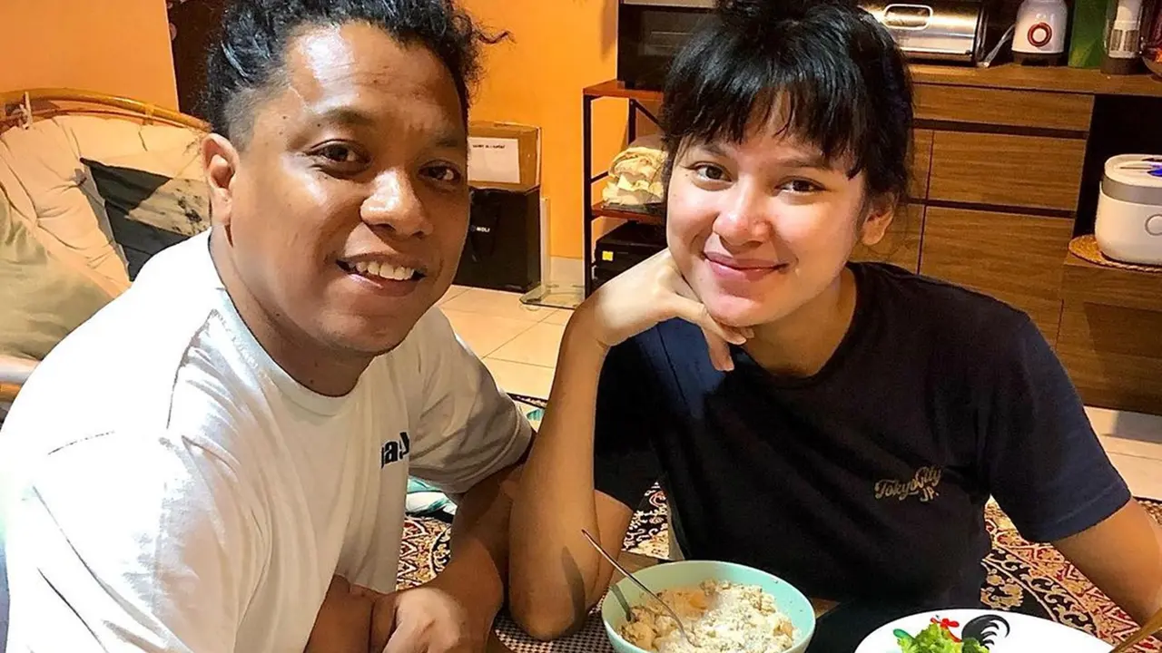 Kesederhanaan Rumah Tangga Arie Kriting dan Indah Permatasari, Makan Apa Adanya
