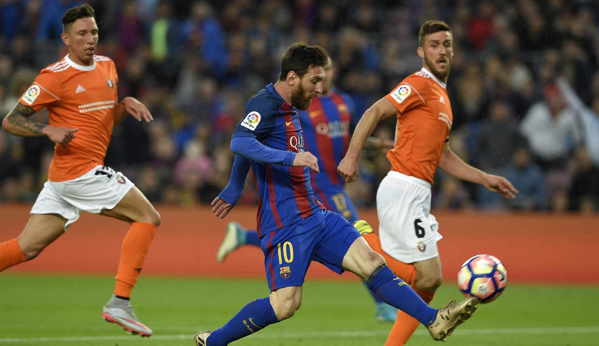 Bintang Barcelona, Lionel Messi, berusaha melewati pemain Osasuna pada laga La Liga di Stadion Camp Nou, Barcelona, Rabu (26/4/2017). Barcelona menang 7-1 atas Osasuna. (AFP/Lluis Gene)