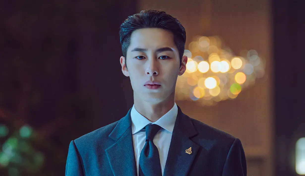 <p>Dengan ambisi yang besar, Han Tae Oh secara strategis memimpin dengan wajah poker face. (Foto: Disney+ Hotstar)</p>