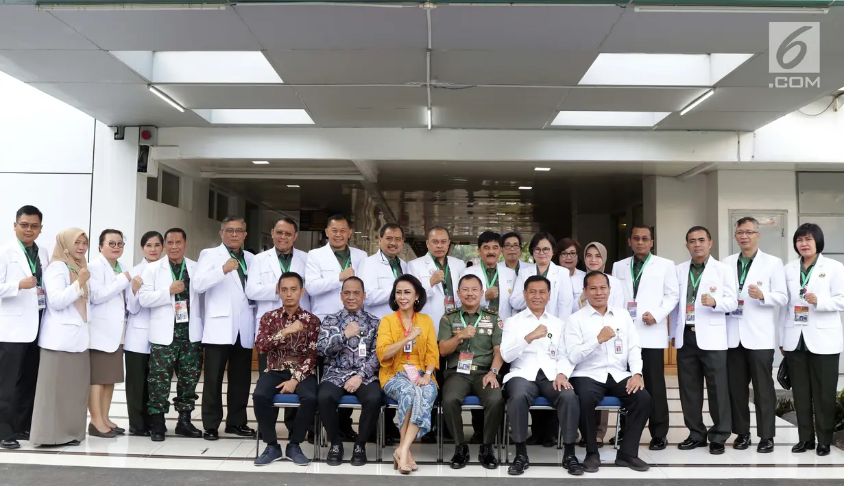 Ketua Pansel KPK periode 2019-2023, Yenti Ganarsih (ketiga kiri-duduk) bersama Kepala RSPAD Gatot Soebroto, Mayjen TNI dr Terawan Agus Putranto (keempat kiri-duduk) berfoto bersama para dokter yang akan melakukan tes kesehatan Capim KPK, Jakarta, Senin (26/8/2019). (Liputan6.com/Helmi Fithriansyah)