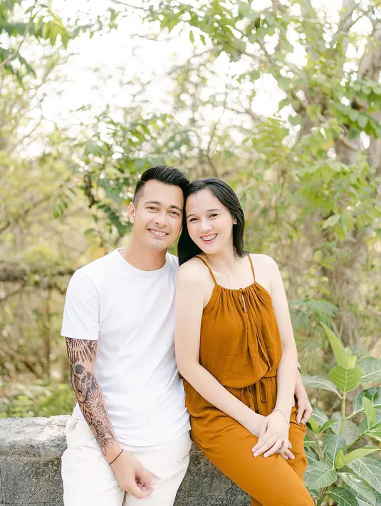 Tidak hanya kemesraan keduanya yang mencuri perhatian, tapi juga paras cantik danimut Meiza. [Instagram/ma_coritha/malons93]