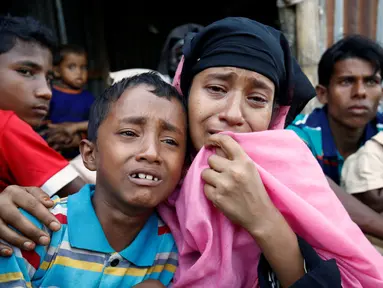 Seorang wanita muslim Rohingya dan anaknya menangis saat ditangkap anggota Penjaga Perbatasan Bangladesh (BGB) di Cox Bazar, perbatasan Myanmar-Bangladesh, Senin (21/11). (REUTERS/Mohammad Ponir Hossain)