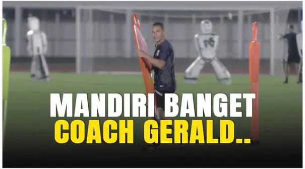 Gerald Vanenburg menunjukkan totalitasnya sebagai pelatih Timnas Indonesia U-23. Dalam sesi latihan jelang Piala AFF U-23 2025, ia terekam tengah menyiapkan sendiri alat bantu latihan untuk para pemain. Aksi sederhana ini jadi bukti keseriusannya dal...