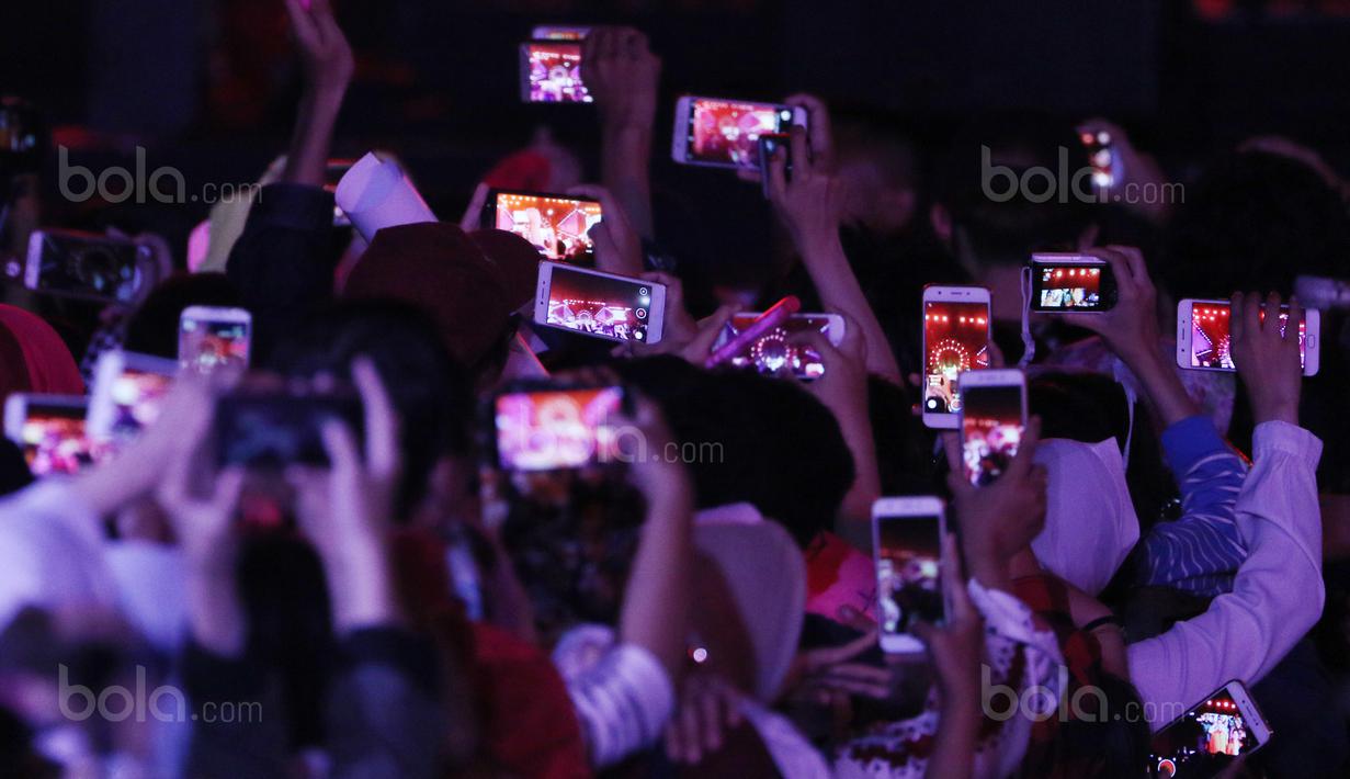 Ribuan penonton mengabadikan momen Countdown Asian Games 2018 di Silang Monas, Jakarta, (18/8/2017), Asian Games 2018 memiliki tema Energy Of Asia. (Bola.com/Nicklas Hanoatubun)