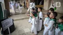 Murid TK melakukan simulasi lempar jumrah saat mengikuti edukasi manasik haji anak di Masjid At-Tin, Jakarta, Selasa (28/2/2023). Manasik haji yang diikuti puluhan murid TK se-Kecamatan Pasar Rebo tersebut dalam rangka mengenalkan rukun Islam kelima yakni ibadah haji serta tata cara melaksanakannya kepada anak sejak usia dini. (Liputan6.com/Faizal Fanani)