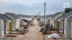 Aktivitas pekerja saat menyelesaikan pembangunan rumah subsidi di Klapanunggal, Kabupaten Bogor, Jawa Barat, Rabu (16/6/2021). Kementerian Pekerjaan Umum dan Perumahan Rakyat (PUPR) menargetkan 380.376 unit bantuan pembiayaan perumahan subsidi pada Tahun Anggaran 2021. (merdeka.com/Iqbal S. Nugroho)
