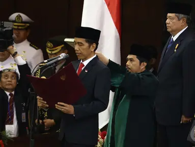 Presiden Terpilih Joko Widodo mengucapkan sumpah jabatan saat pelantikannya di Senayan, Jakarta, Senin (20/10/2014) (Liputan6.com/Andrian M Tunay)