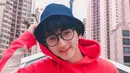 Enggak cuma topi kupluk aja yang Rio sering gunakan tapi juga bucket hat.  Bucket hat navy yang dipadukan dengan hoodie bewarna merah membuat penampilan kekasih Kekeyi ini makin tampan. (Liputan6.com/IG/@riooramadhn)